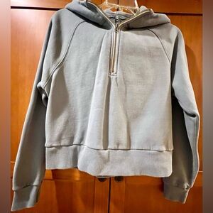 VUORI BLUE HAZE CROPPED HALF ZIP
SIZE SMALL
EXCELLENT CONDITION